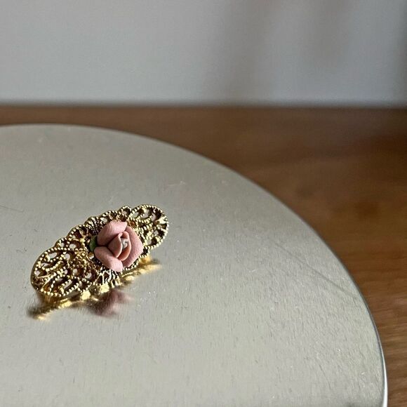 Vintage Gold Filigree Pink Clay Rose Brooch Pin, Romantic Cottagecore Jewelry - Picture 2 of 4